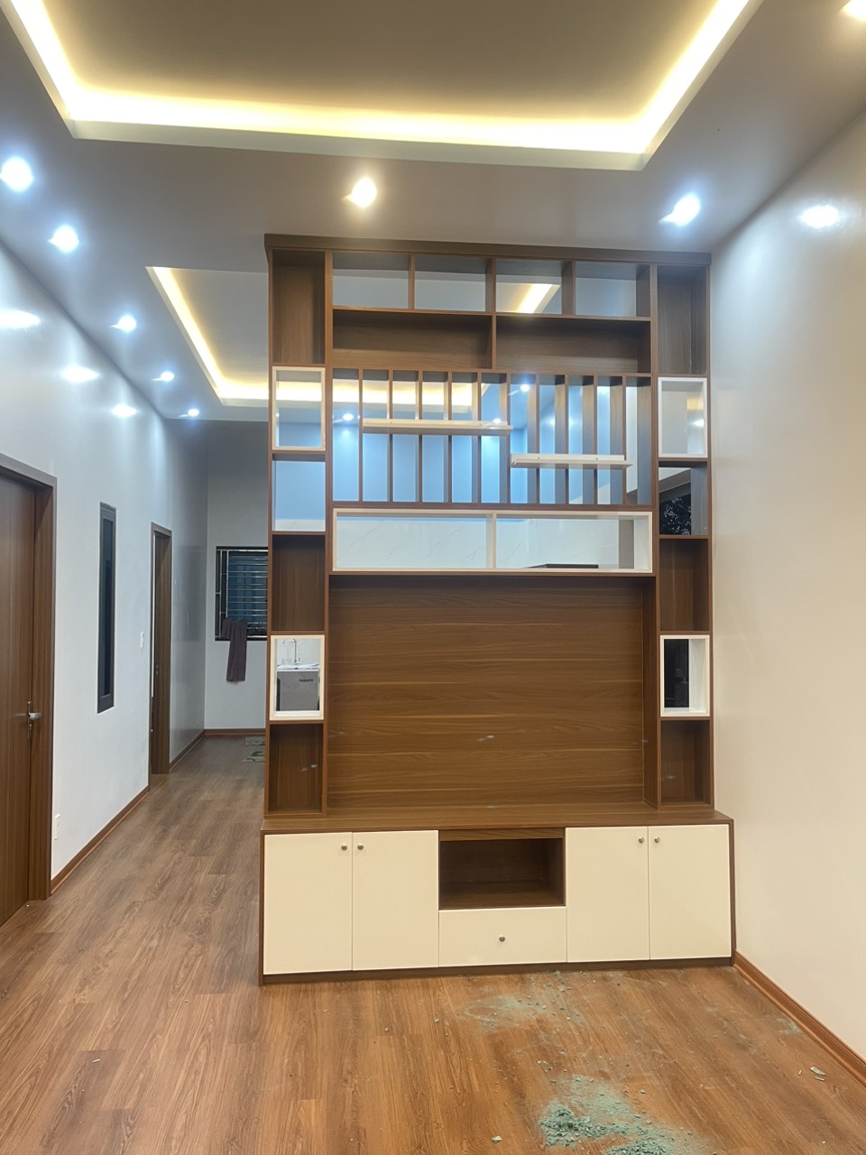30 mẫu vách tivi ngăn và trang trí phòng khách nhà ống siêu đẹp siêu sang 