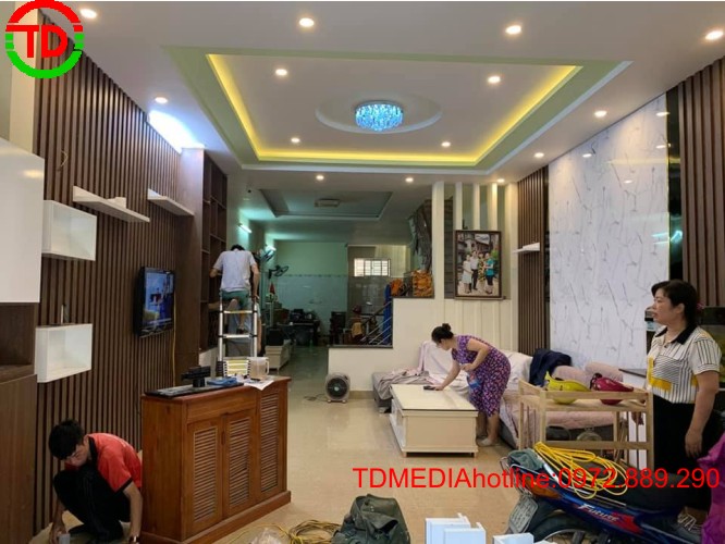 Nội thất phòng khách đẹp Hải Phòng với vách kệ và vách nhựa vân đá kết hợp lam cột